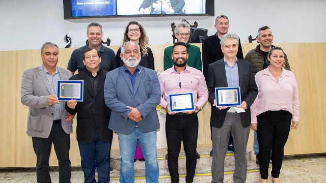 Médicos e músico recebem diplomas de cidadania na Câmara de Taubaté
