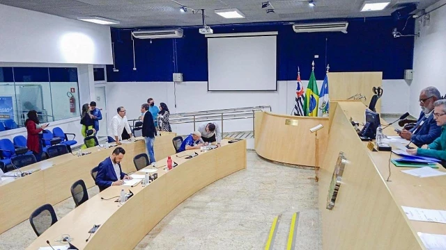 Entra em vigência lei que veta linguagem neutra em Taubaté