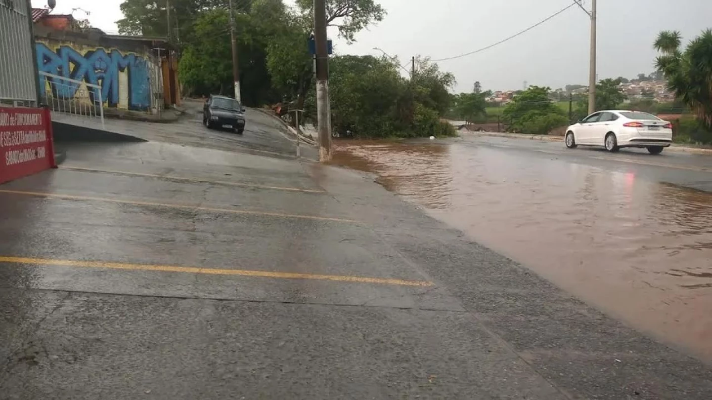 Chuva e ventos fortes causam estragos em Taubaté