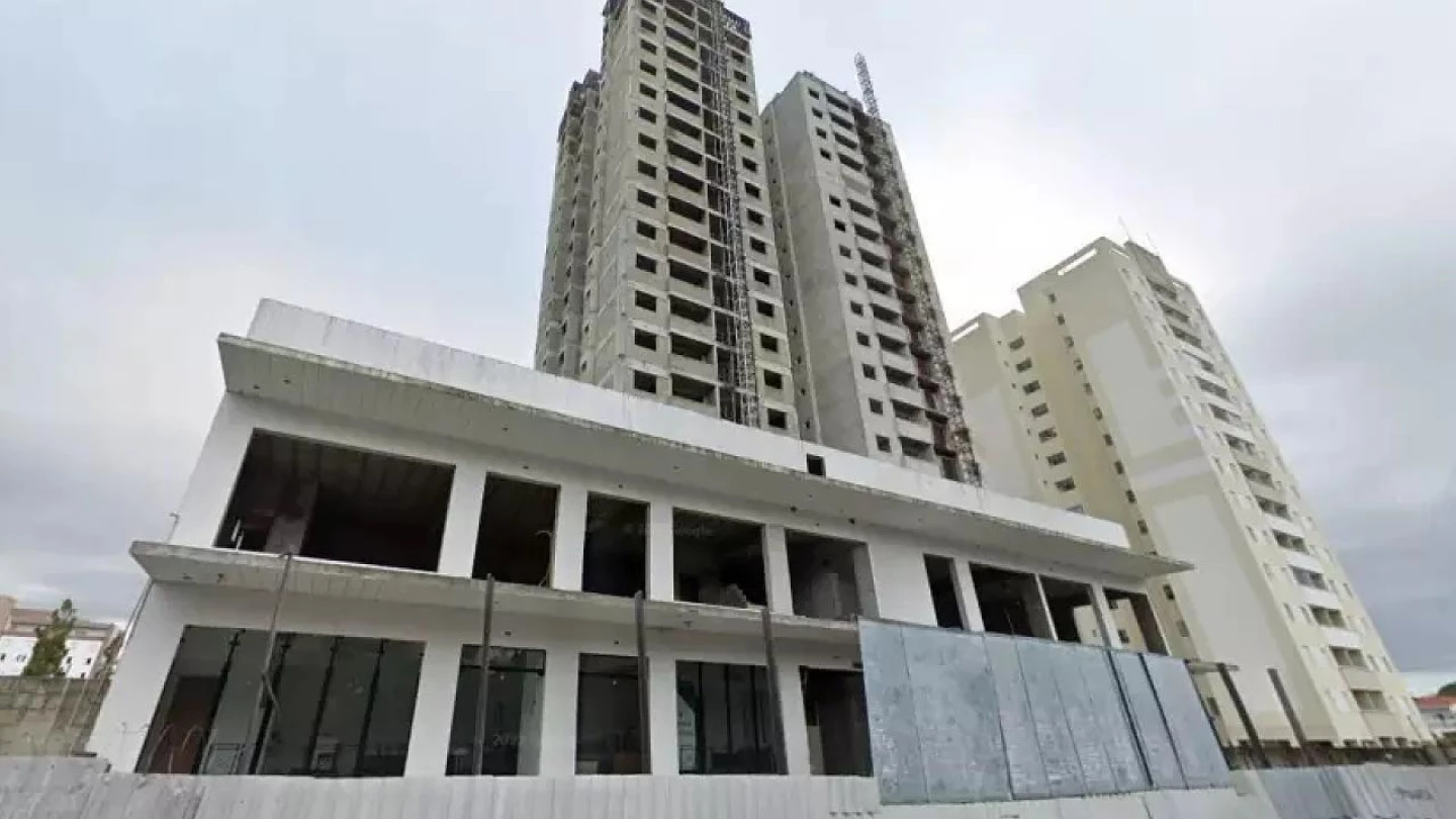 Polícia investiga mortes em prédio inacabado em Taubaté