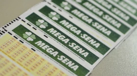 Ninguém acerta a Mega-Sena e prêmio acumula em R$ 115 milhões