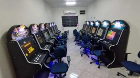 Polícia flagra casa de jogos com 30 máquinas caça-níqueis em Taubaté