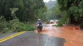 Rodovia Oswaldo Cruz é interditada totalmente em Taubaté