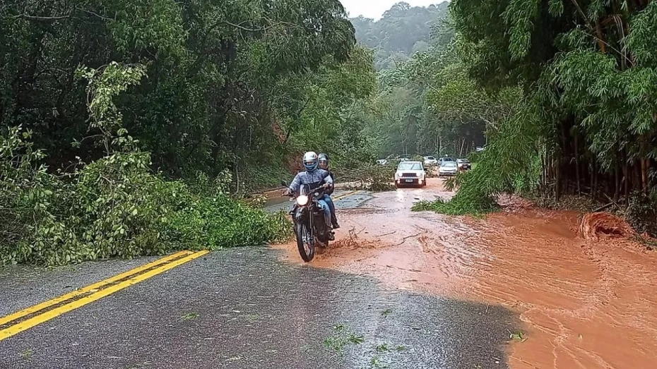 Rodovia Oswaldo Cruz é interditada totalmente em Taubaté