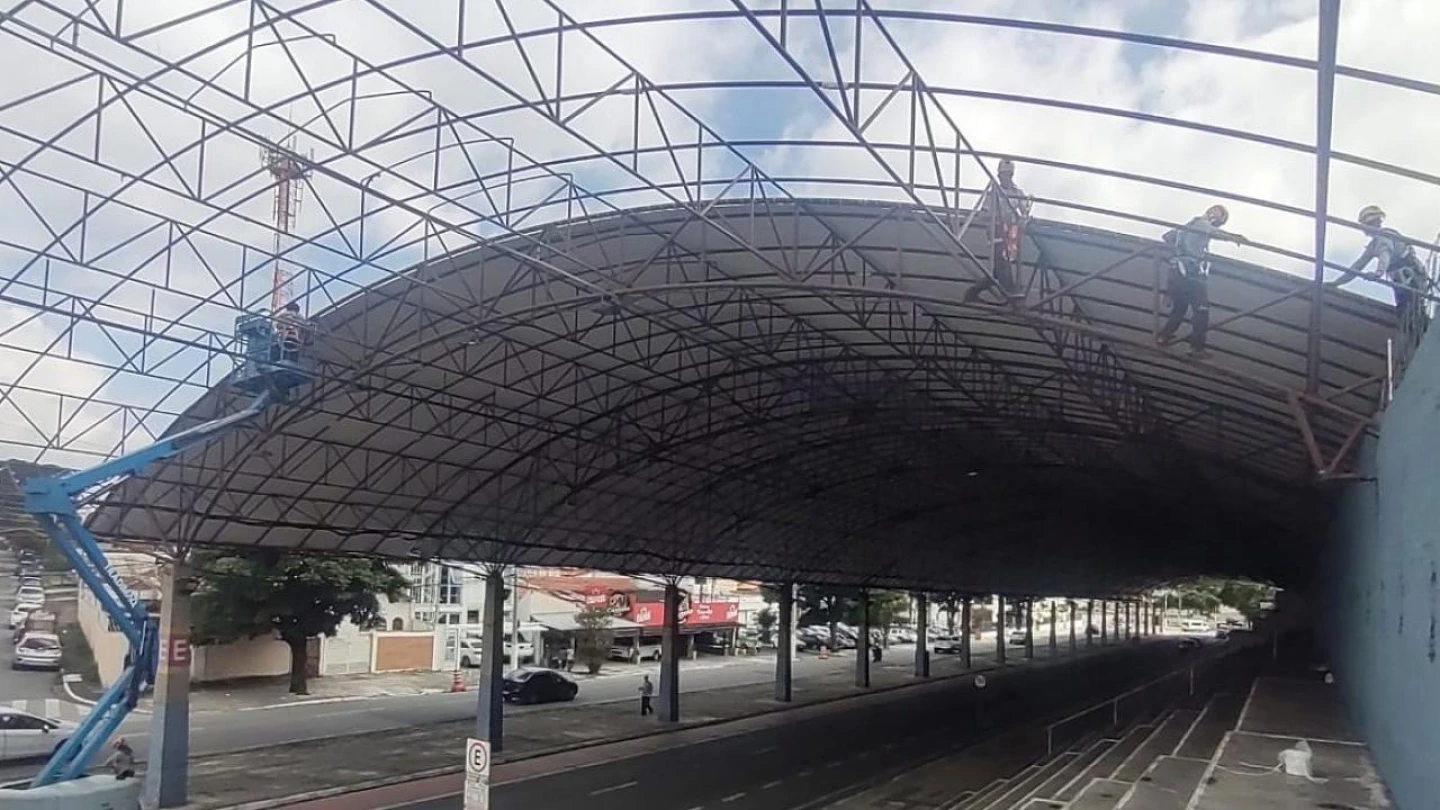 Cobertura da Avenida do Povo, em Taubaté, recebe reparos