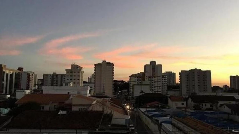 Sol deve aparecer entre algumas nuvens em Taubaté e região