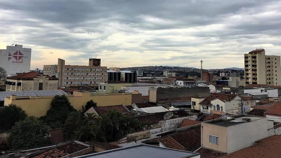 Frente fria chega e traz chuva ao Vale do Paraíba