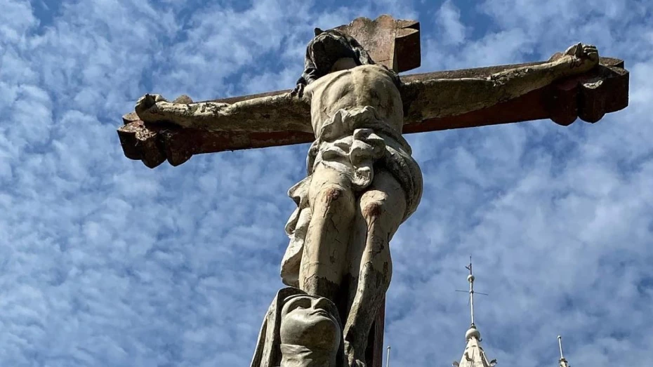 Monumento da Praça Santa Terezinha recebe revitalização