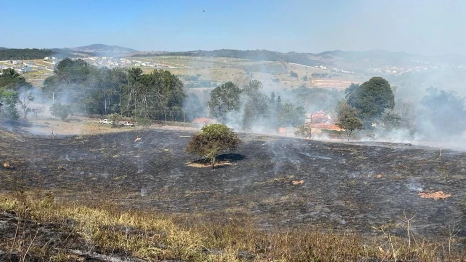 Fogo de grandes proporções atinge área de 11 hectares em Taubaté