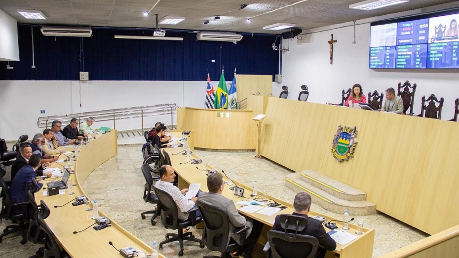 Projeto sobre instalação de placas em imóveis avança na Câmara de Taubaté