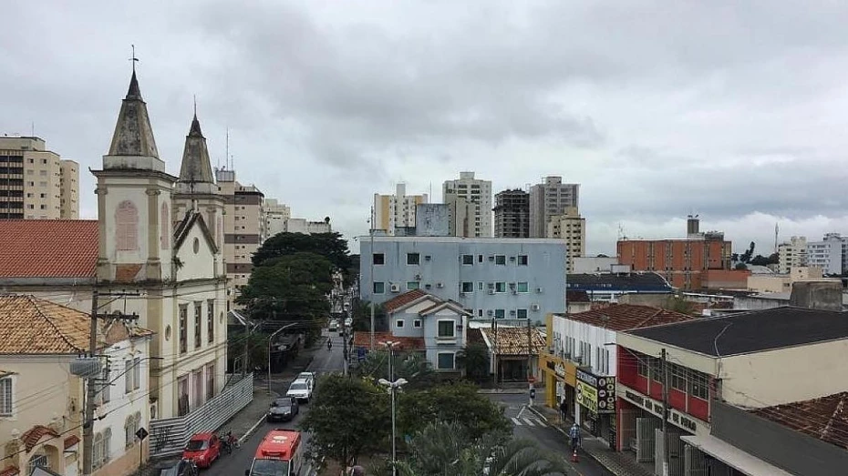 Feriado com céu fechado e chance de chuva no Vale do Paraíba e Litoral Norte