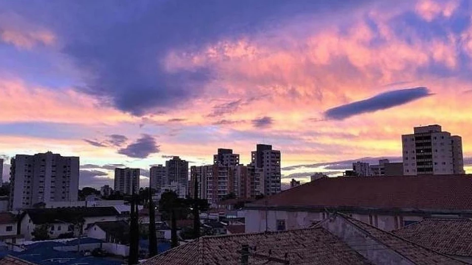 Temperaturas recuam no Vale do Paraíba em dia de chuva e céu nublado