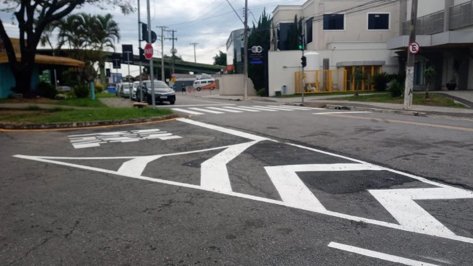 Retorno que dá acesso à rua Professor Luiz Augusto é aberto em Taubaté