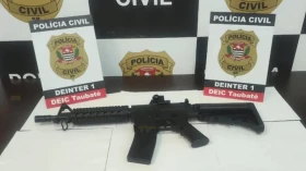 Adolescente flagrado por câmeras em Taubaté entrega simulacro de fuzil