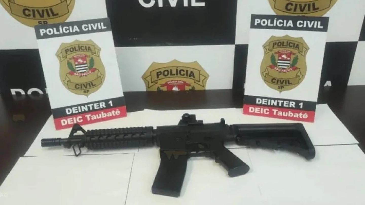 Adolescente flagrado por câmeras em Taubaté entrega simulacro de fuzil