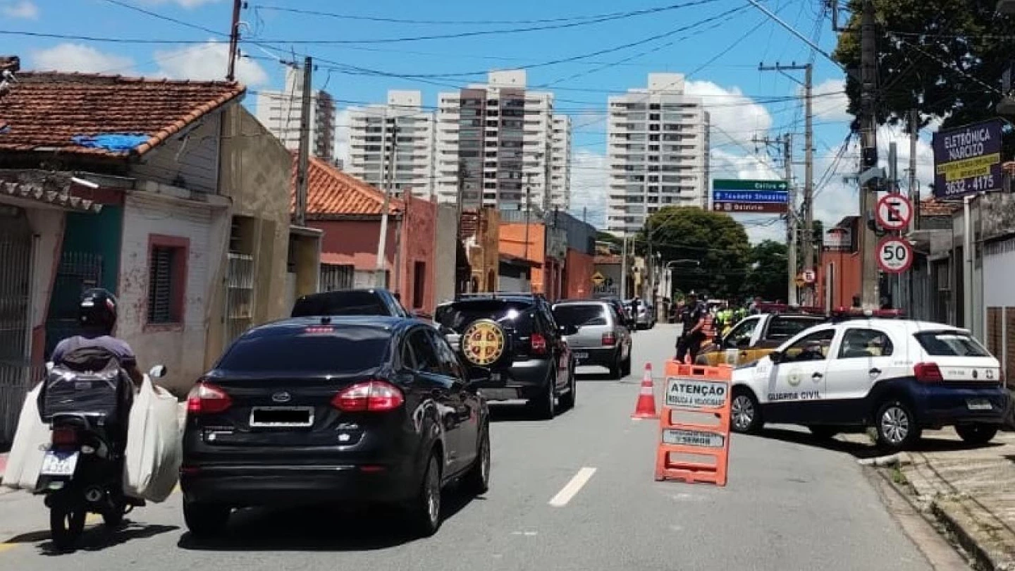 Blitz termina com 25 veículos autuados e 18 recolhidos em Taubaté
