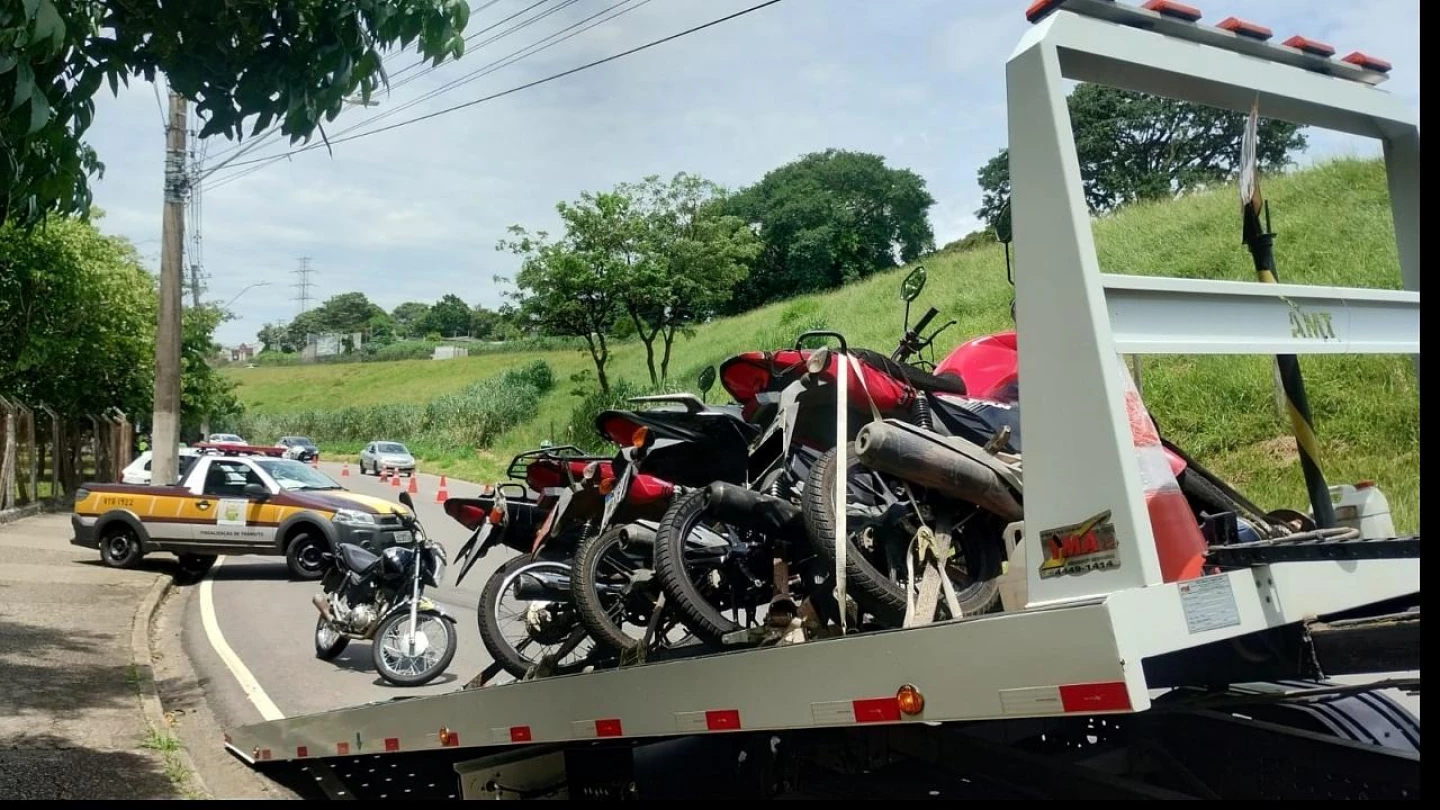 Blitz próxima ao Horto de Taubaté fiscaliza 53 motos