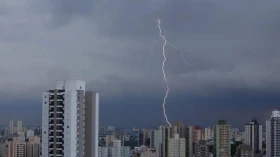 Saiba como se proteger de raios durante tempestades