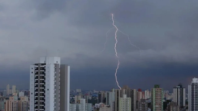 Saiba como se proteger de raios durante tempestades