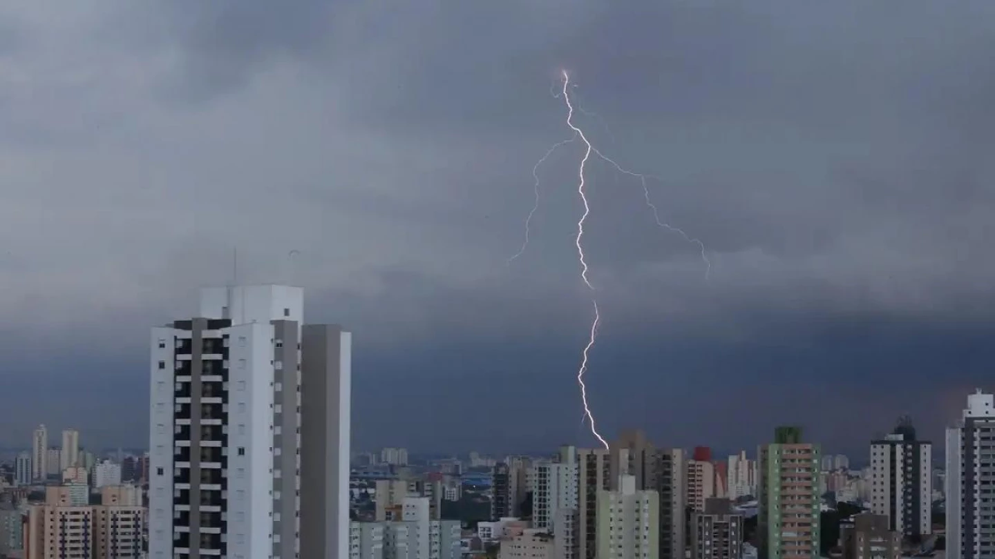 Saiba como se proteger de raios durante tempestades