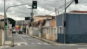 Semáforo é instalado entre as ruas Floriano Peixoto e Dr. Jorge Winther em Taubaté