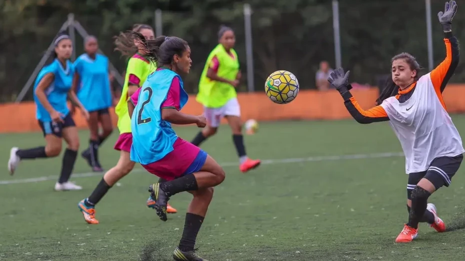 Programa de Taubaté irá oferecer 55 vagas para aulas de futebol feminino Programa de Taubaté irá oferecer 55 vagas para aulas de futebol feminino