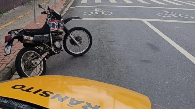 Motocicleta com escapamento adulterado é apreendida em Taubaté