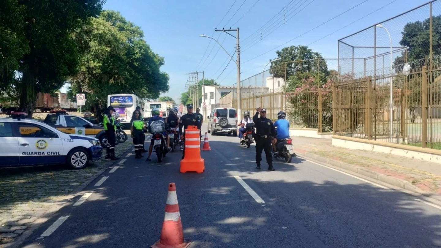 Blitz autua 15 veículos e recolhe outros quatro ao pátio em Taubaté