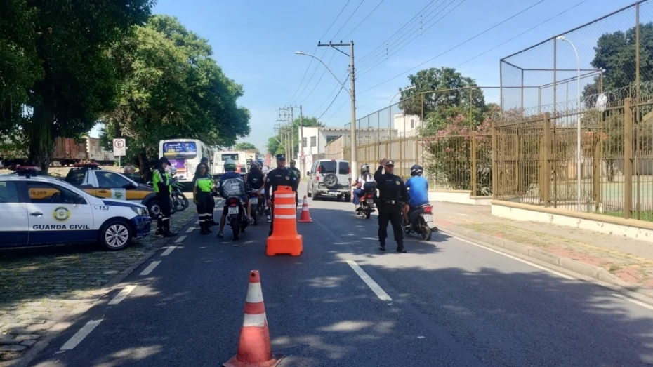 Blitz autua 15 veículos e recolhe outros quatro ao pátio em Taubaté Blitz autua 15 veículos e recolhe outros quatro ao pátio em Taubaté
