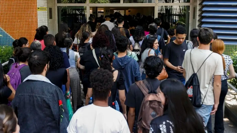 Estudantes podem consultar Pé-de-Meia a partir de quarta-feira Estudantes podem consultar Pé-de-Meia a partir de quarta-feira
