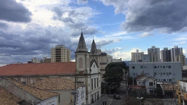 Frente fria chega com chuva e queda nas temperaturas no Vale do Paraíba