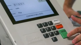Jovens de 16 a 18 anos podem tirar 1º título de eleitor até 8 de maio