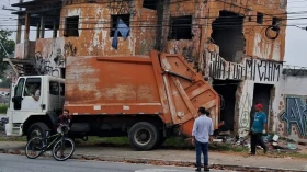 Prédio abandonado começa a ser demolido em Taubaté
