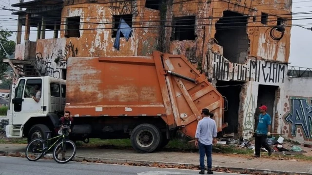 Prédio abandonado começa a ser demolido em Taubaté