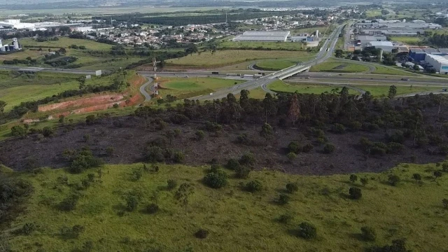 Defesa Civil de Taubaté combate queimada em 4 hectares no Distrito Industrial