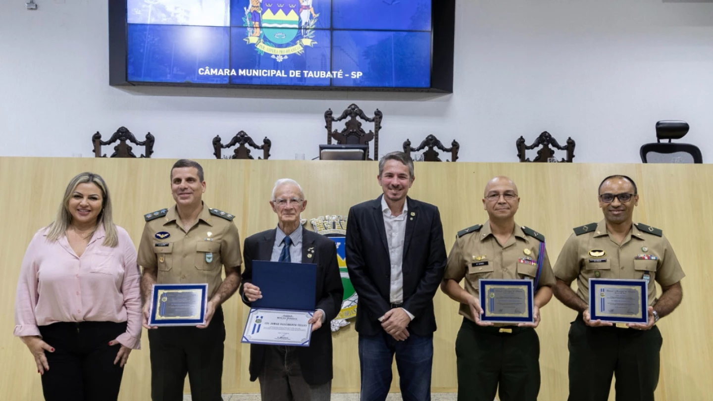 Militares recebem homenagens na Câmara de Taubaté
