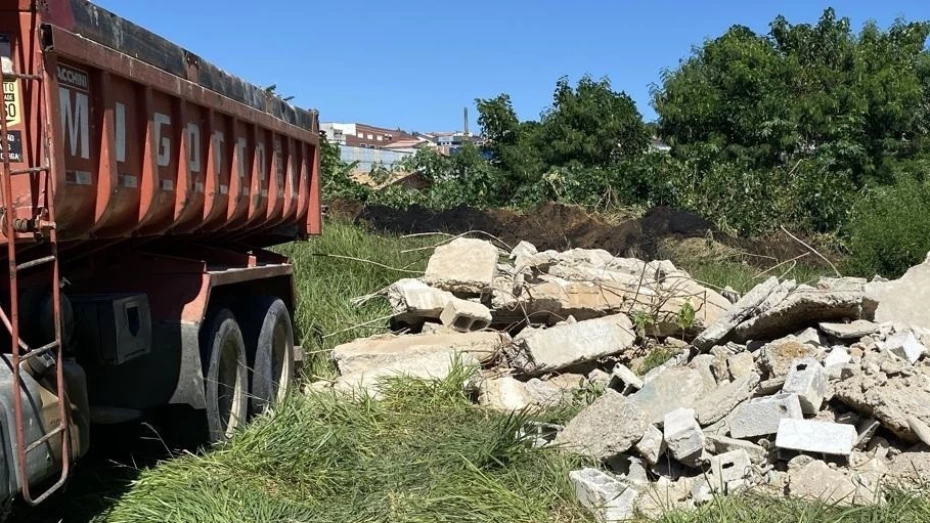 Motorista de caminhão é autuado por descarte irregular em Taubaté Motorista de caminhão é autuado por descarte irregular em Taubaté