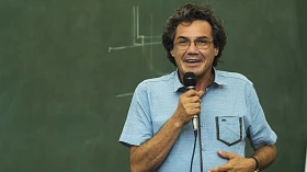 Livro de professor da Unitau é entregue como presente ao Papa Francisco