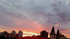 O dia deve ser ensolarado com névoa no período da manhã