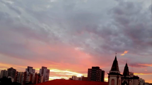 O dia deve ser ensolarado com névoa no período da manhã