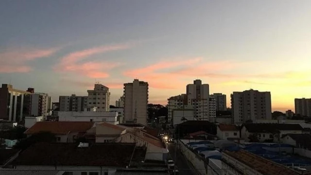 Dia ensolarado com algumas nuvens em Taubaté