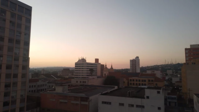 Segunda-feira de sol com algumas nuvens em Taubaté