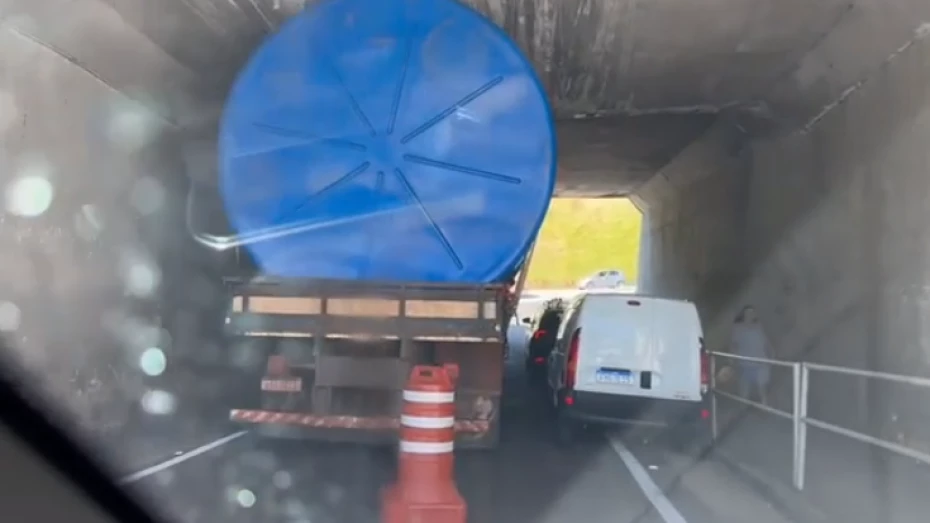 Caminhão trava em túnel e causa congestionamento em Taubaté