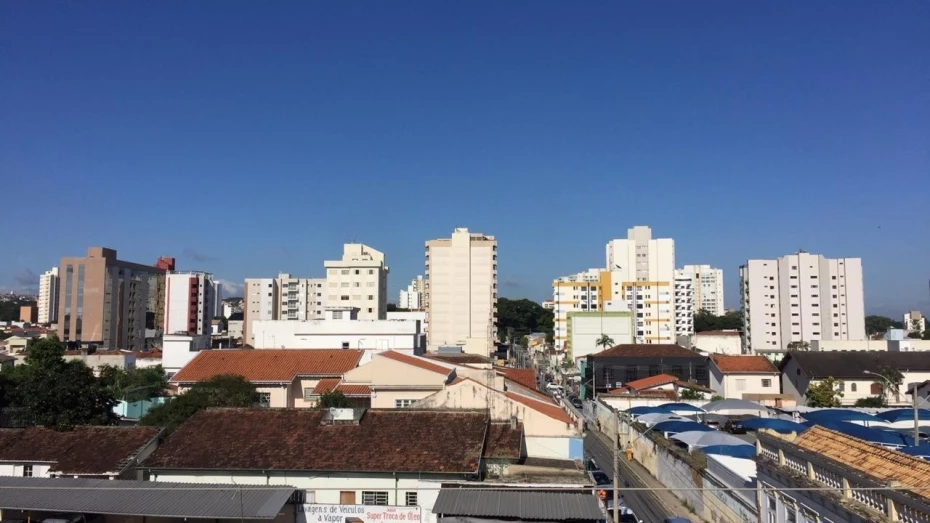 Previsão do tempo de sol com algumas nuvens 