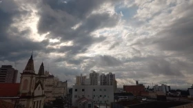 Previsão do tempo: Sábado de sol e muitas nuvens à tarde