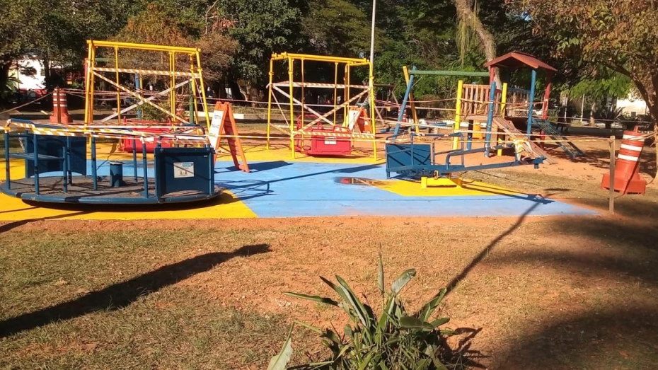 Brinquedos inclusivos foram instalados na Praça Santa Teresinha