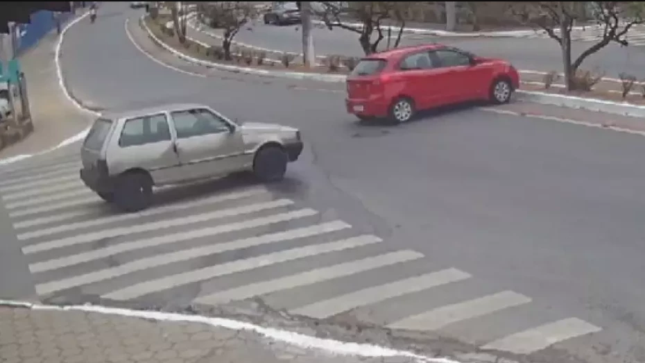 Carros desgovernados descem avenida sozinhos em Taubaté