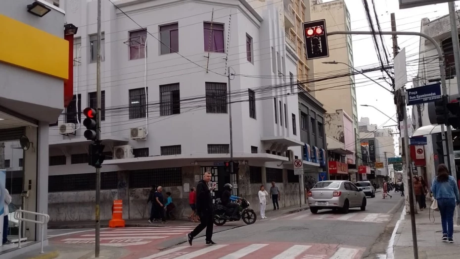 Conjunto semafórico em frente ao Prédio do Tesourinho foi instalado