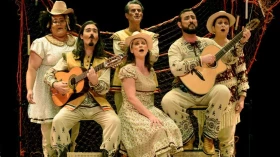 Espetáculo inspirado na vida da cantora Inezita Barroso é encenado no Sesc Taubaté