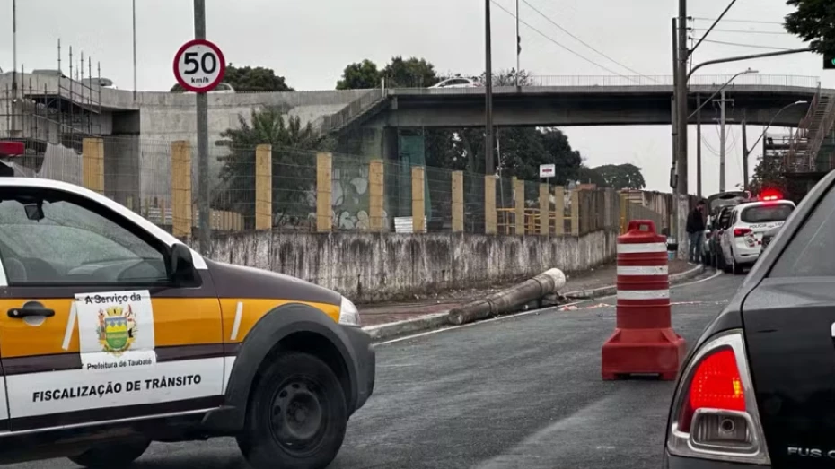 Acidente de carro derruba poste no centro de Taubaté